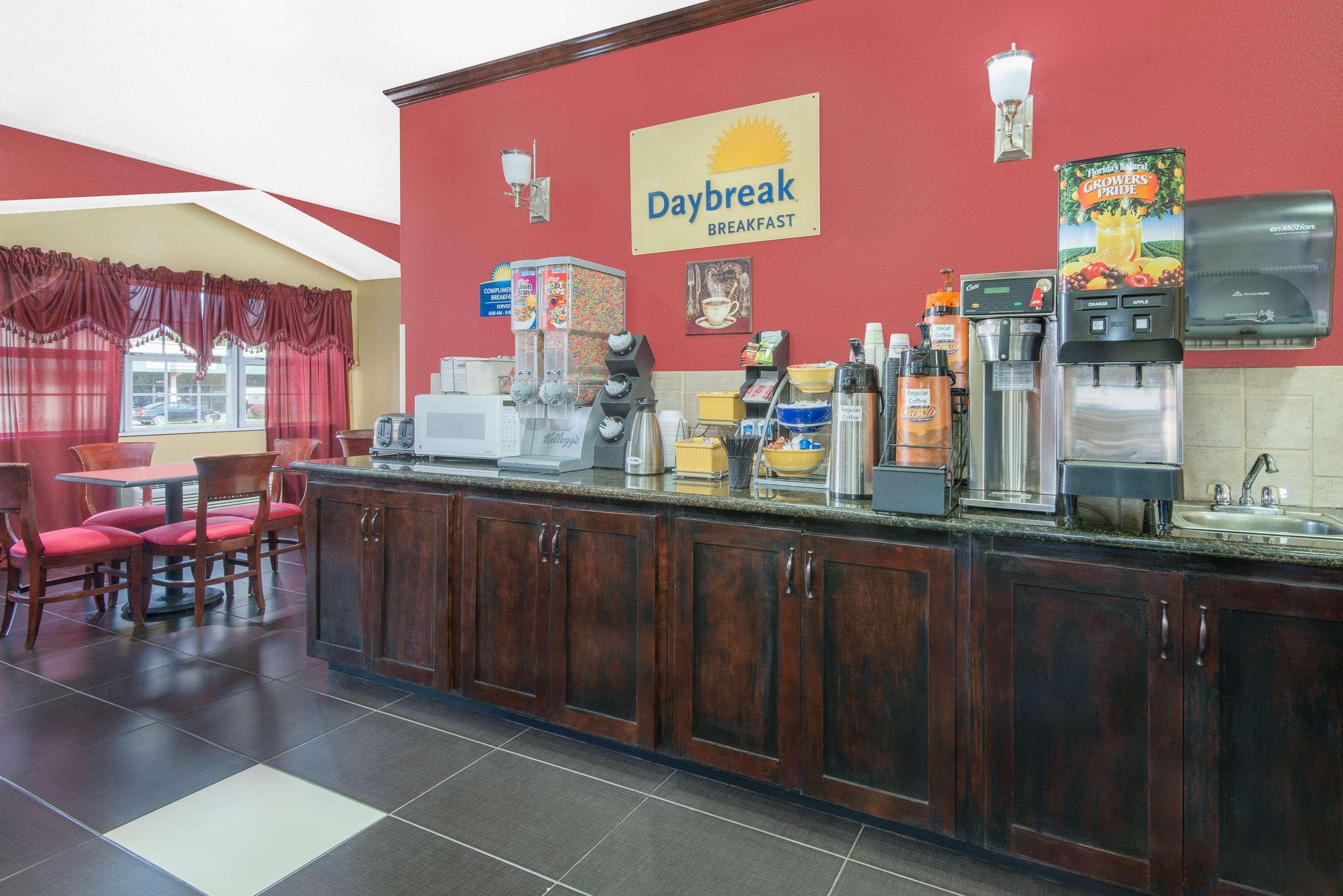 Days Inn & Suites By Wyndham Hutchinson Exterior foto